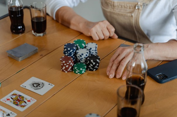 Jak strony kasynowe wabią graczy i dlaczego wracamy do kasyn online?
